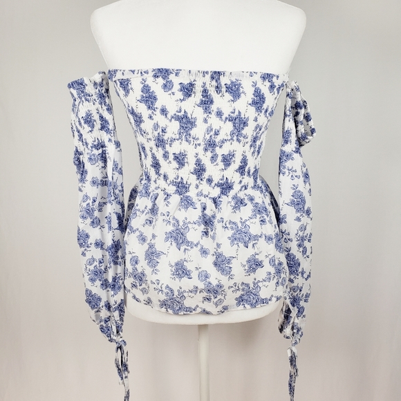 FATE by LFD Off Shoulder Top - Picture 5 of 9